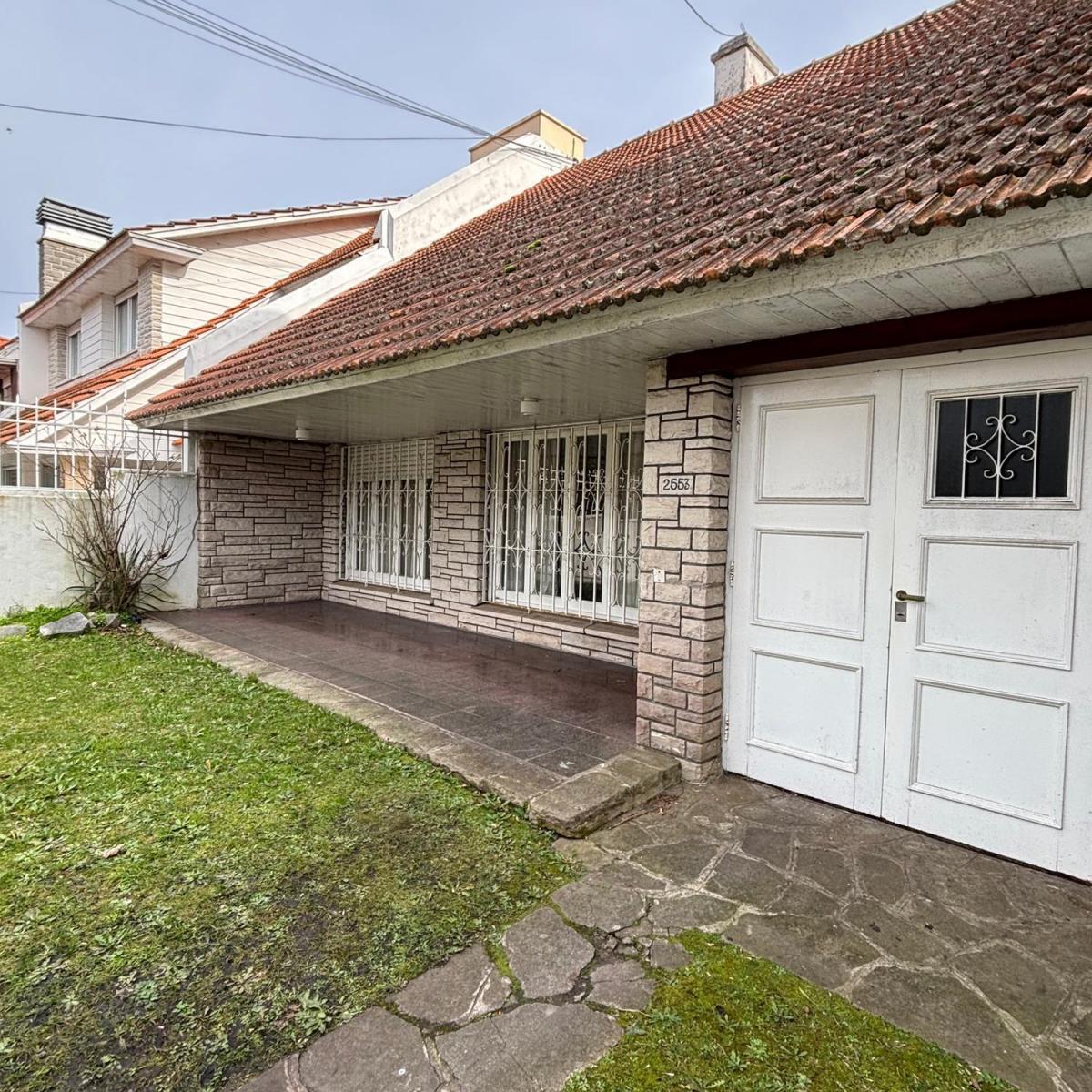 Alquiler. Amplia casa de 4 dormitorios con jardín, patio y garage - Barrio stella maris