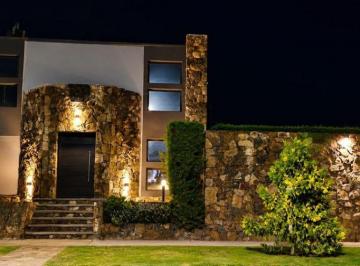 Casa de 5 ambientes, El Challao · Casa Frente Dalvian, 2 Dorm, 3 Baños, Jardín, Cochera Doble