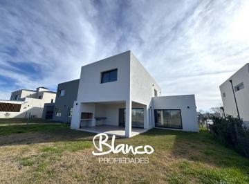 Casa · 177m² · 5 Ambientes · 2 Cocheras · Casa en Venta en Pilar del Este, Barrio Santa Lucía, Pilar, G. B. a. Zona Norte