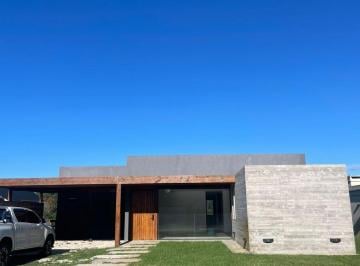 Casa · 190m² · 5 Ambientes · 2 Cocheras · Casa en Costa Esmeralda