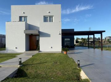 Casa · 232m² · 4 Ambientes · Casa en Alquiler Anual Amoblada en Barrio Santa Isabel 1