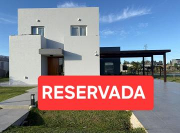 Casa · 232m² · 4 Ambientes · Casa en Alquiler Anual Amoblada en Barrio Santa Isabel 1