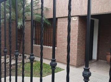 Casa de 5 ambientes, Córdoba · Poeta Lugones, Alq. Casa 3 Dorm. P. Alta - 2bñ - Estudio - Cocina - Terraza C/asador - Lav. - Cocher