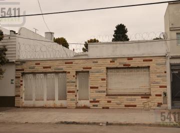 Casa · 175m² · 5 Ambientes · 1 Cochera · Venta Casa 5 Ambientes a Reciclar con Patio y Fondo Garage en Banfield Este