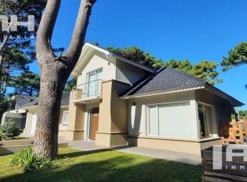 Casa · 240m² · 5 Ambientes · 1 Cochera · Casa - Alamos II