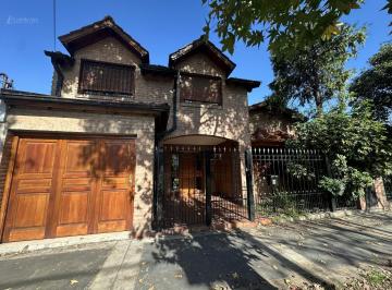 Casa · 200m² · 5 Ambientes · 2 Cocheras · Chalet 5 Ambientes en Venta en Castelar Norte Parque Ayerza