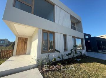 Casa · 262m² · 5 Ambientes · 1 Cochera · Casa en Venta en Carpinchos, Nordelta, Tigre