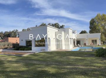 Casa · 470m² · 7 Ambientes · 6 Cocheras · Alquiler - Casa en Barrio Privado Casuarinas - Pilar