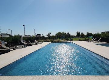 Pileta y solarium · Terreno en Venta en El Barrio Los Cardos Pilar