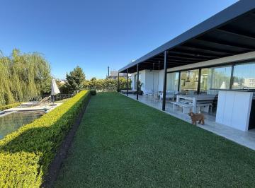 Casa · 220m² · 6 Ambientes · 1 Cochera · Casa en Alquiler Al Lago en Una Planta Barrio Muelles Puertos