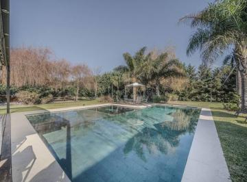 Casa · 513m² · 7 Ambientes · Venta – Casa de Categoría 7 Ambientes con Pileta, Quincho y Jacuzzi | Comarcas de Luján