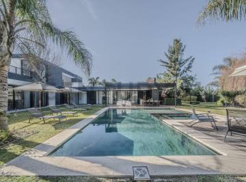 Casa · 513m² · 7 Ambientes · 3 Cocheras · Venta – Casa de Categoría 7 Ambientes con Pileta, Quincho y Jacuzzi | Comarcas de Luján