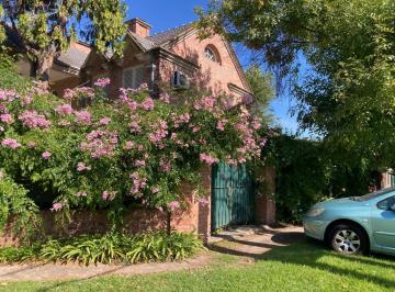 Casa · 240m² · 6 Ambientes · 4 Cocheras · Casa en Cañuelas
