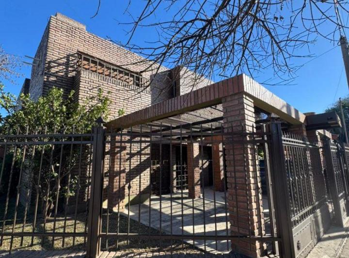 Casa · 312m² · 9 Ambientes · 4 Cocheras