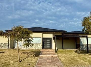 Casa · 360m² · 5 Ambientes · 2 Cocheras · Venta Casa 5 Ambientes con Vista Al Rio, en San Benito, Villanueva