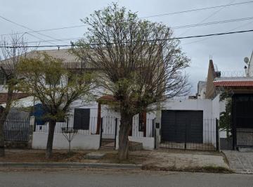 Casa · 20m² · 5 Ambientes · 1 Cochera · PH en Neuquen
