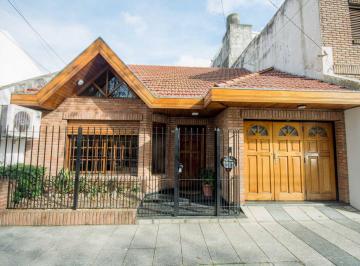 Casa · 105m² · 4 Ambientes · Hermosa Casa Tipo Chalet con Jardín y Parrilla en Saavedra