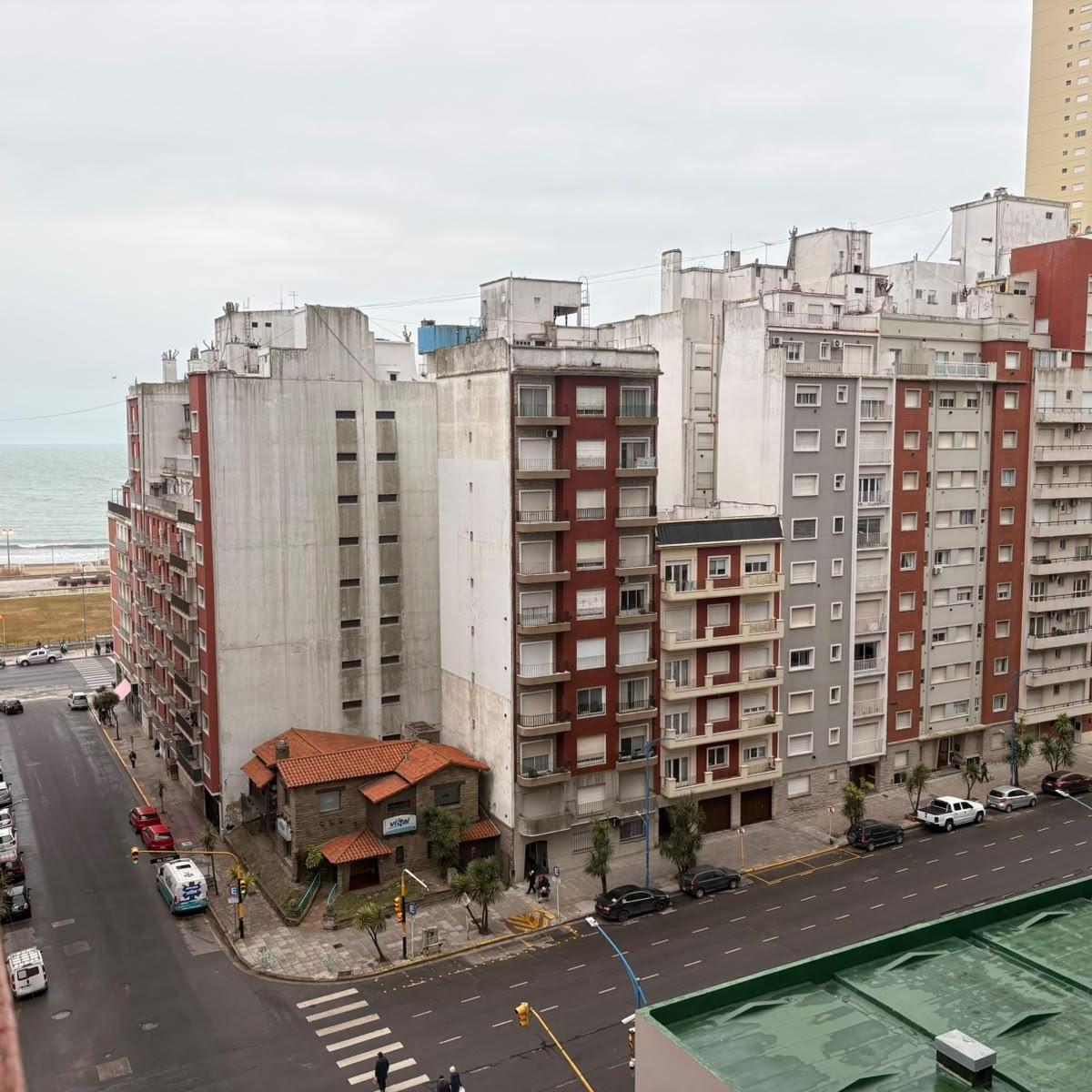 A solo 130 metros de la costa, excelente departamento 3 amb con cochera