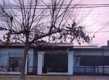 Casa · 91m² · 4 Ambientes · 1 Cochera · Casa con Todos Los Servicios