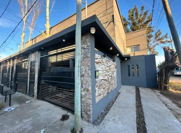 Casa · 110m² · 4 Ambientes · 1 Cochera · Casa en Alquiler de 3 Dorm. en 4 y 496