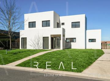 Casa · 224m² · 6 Ambientes · 3 Cocheras · Casa en Venta, 6 Ambientes, San Sebastian, Pilar, a Laguna