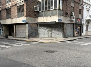 Local comercial · 49m² · Local Comercial Centrico en Esquina. Vidrieras a Ambas Calles