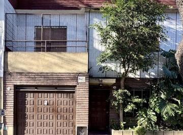 PH · 192m² · 4 Ambientes · 1 Cochera · Venta PH en Villa Urquiza 4 Ambientes C/ Patio y Terraza