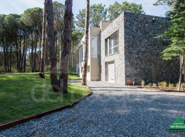 Casa · 330m² · 6 Ambientes · 1 Cochera