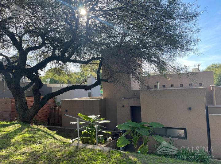 Casa · 102m² · 5 Ambientes · 1 Cochera
