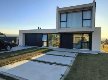 Casa · 270m² · 3 Dormitorios · 1 Cochera · Se Vende Casa 3 Dorm. en Carlos Paz Golf
