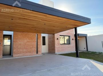 Casa · 238m² · 4 Ambientes · 1 Cochera · Casa en Campo Chico Urbanización Residencial