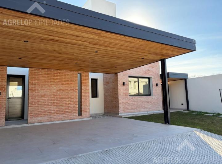 Casa · 238m² · 4 Ambientes · 1 Cochera