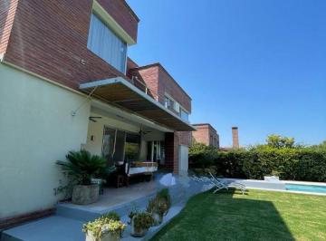 Casa de 7 ambientes, Pilar · Casa en Venta - Mayling Club de Campo - 4 Dorm - Hirusta Propiedades