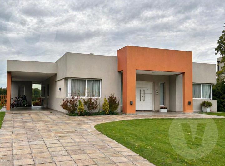 Casa · 180m² · 4 Ambientes · 2 Cocheras