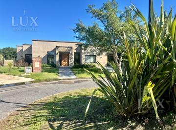Casa · 770m² · 5 Ambientes · 3 Cocheras · Funcional Casa en Venta en Una Planta El Canton - Puerto