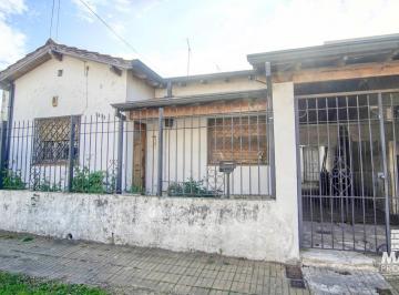 Terreno · 120m² · 3 Ambientes · 2 Cocheras · Casa a Reciclar de 3 Ambientes con Cochera y Jardín Más Dpto de 2 Ambientes, a 1 Cuadra de Paraná.