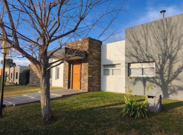 Casa de 6 ambientes, Maipú · Magnífica y Amplia Casa en Venta en B° Privado Villa Atilia - 3 Dorm - Pileta - Quincho Cerrado