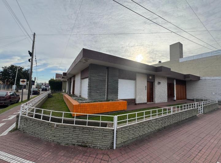 Casa · 263m² · 4 Ambientes · 2 Cocheras