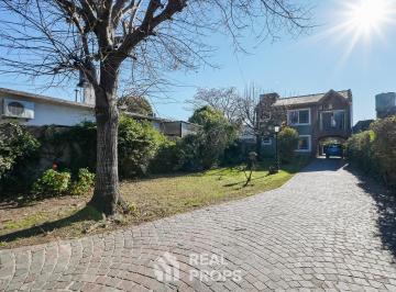 Casa · 170m² · 4 Ambientes · 7 Cocheras · Venta de Casa de 4 Ambientes con Garaje y Parque en Berazategui