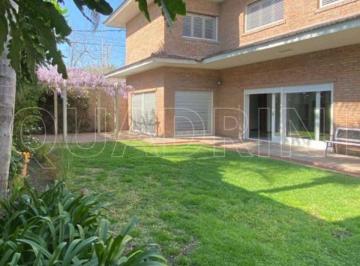 Casa de 6 ambientes, La Plata · Casa de 420 m² con 4 Habitaciones en Venta en La Plata