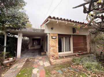 Casa · 133m² · 3 Ambientes · 1 Cochera · Venta Casa a Refaccionar en Ituzaingó Norte