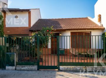 Casa · 211m² · 8 Ambientes · 2 Cocheras · Casa en Venta, Gran Pileta, Quincho y Parque 3 520 y 521 Tolosa