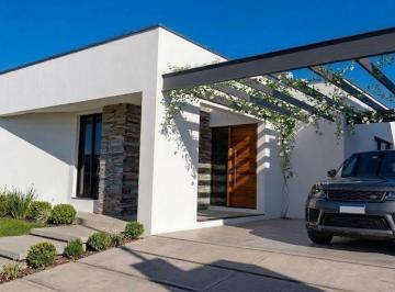 Casa · 115m² · 3 Ambientes · 2 Cocheras · Casa con Entrega en 60 Dias Bº La Quebrada - Lujan