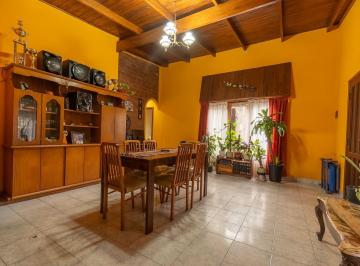 Casa · 90m² · 3 Ambientes · 1 Cochera · Venta Casa 3 Amb. Colina Alegre con Amplio Parque