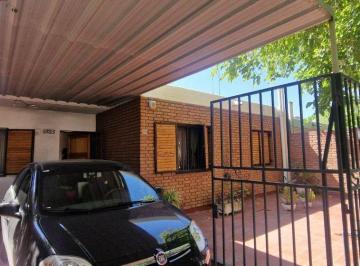 Casa · 80m² · 4 Ambientes · 1 Cochera · Alquiler Casa 3 Dorm. B° Smata I, Capital