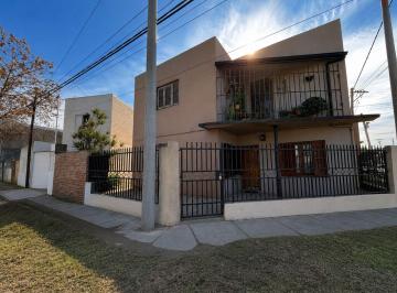 Casa · 180m² · 6 Ambientes · 3 Cocheras · En Venta Casa de 4 Dorm. + Cocheras