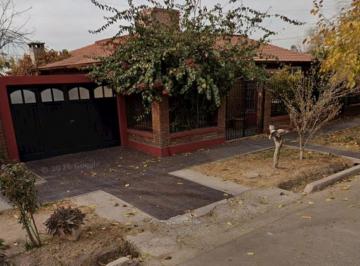 Casa de 7 ambientes, Luzuriaga · Venta de Casa Residencial con Potencial Comercial, Profesional. Sup. 427 m² de Terreno.