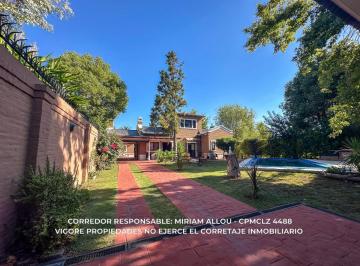 Casa de 6 ambientes, Esteban Echeverría · Casa Quinta en Venta en Monte Grande | Amplio Lote de 682 m² | Pileta Climatizada. Apto Credito
