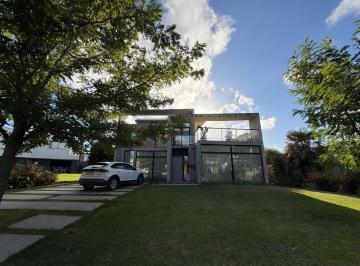 Casa · 208m² · 4 Ambientes · Alquiler Casa 4 Ambientes con Pileta - Barrio Privado Arenas del Sur