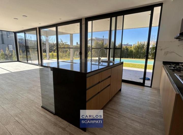 Casa · 220m² · 6 Ambientes · 3 Cocheras